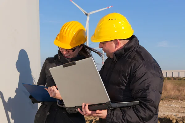 Два інженери на електростанції вітрових турбін — стокове фото