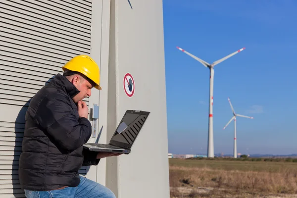 Technik w Elektrowni Turbin Wiatrowych — Zdjęcie stockowe