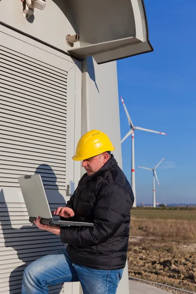 Technicien Ingénieur en centrale éolienne — Photo