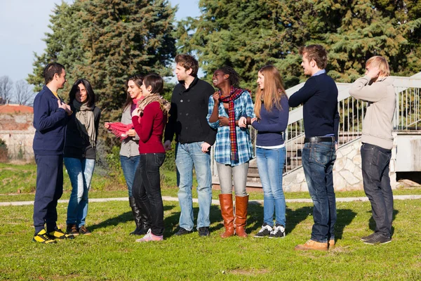 College-Studenten gehen und reden im Park — Stockfoto