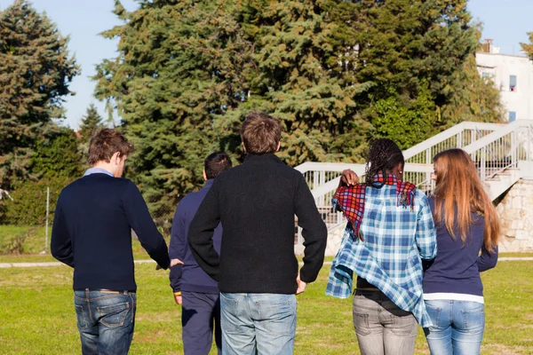 College-Studenten gehen und reden im Park — Stockfoto