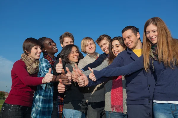 Estudantes universitários felizes com polegares para cima — Fotografia de Stock
