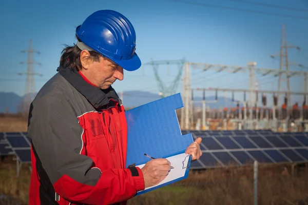 Инженер за работой на солнечной электростанции — стоковое фото