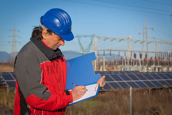 Ingenieur bei der Arbeit in einem Solarkraftwerk — Stockfoto