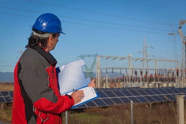 Op het werk in een zonne-energiecentrale Engineer — Stockfoto