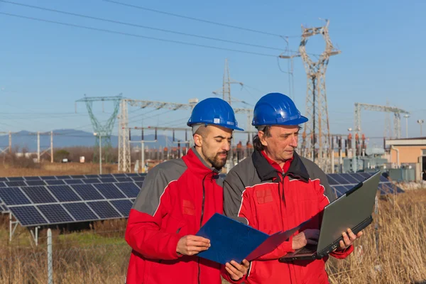 Ingénieurs au travail dans une centrale solaire — Photo