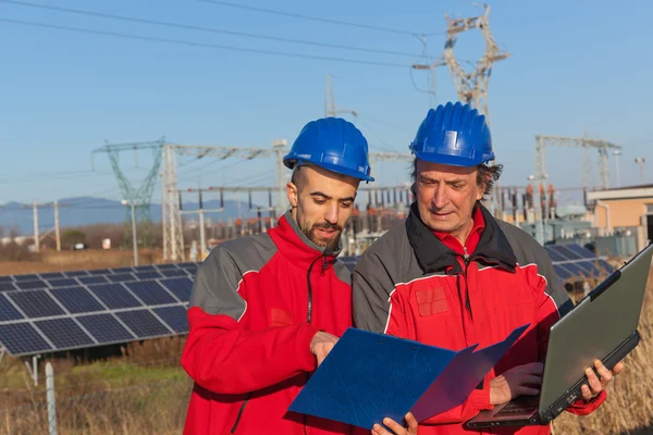 Инженеры за работой на солнечной электростанции — стоковое фото