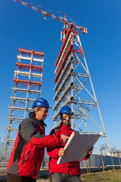 Két mérnökök egy építkezésen — Stock Fotó