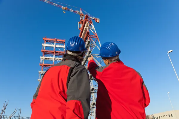 Dos ingenieros en un sitio de construcción — Foto de Stock