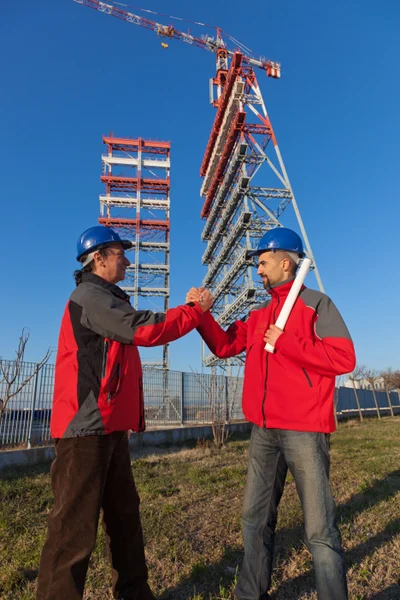 Два инженера на строительной площадке — стоковое фото