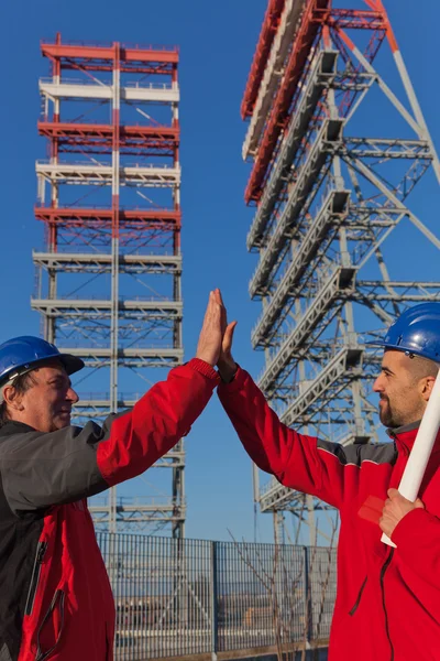 Twee ingenieurs in een bouwplaats — Stockfoto