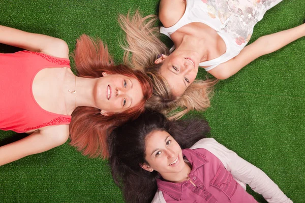 Jonge meisjes liggend op de grond — Stockfoto