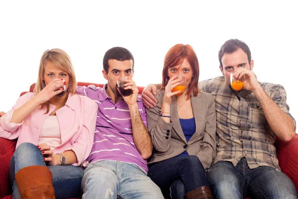 Ung grupp sitter på soffan och dricka — Stockfoto