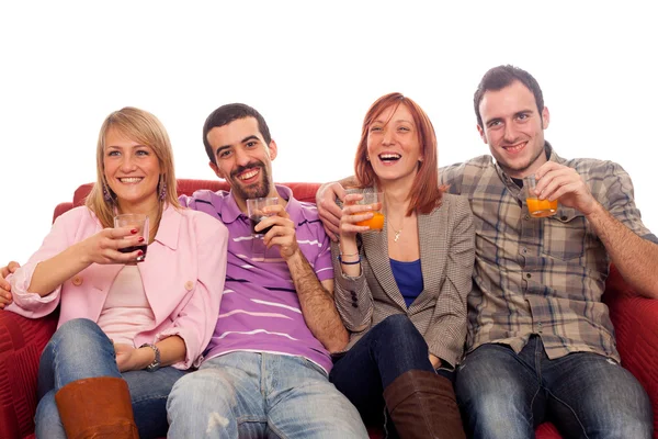 Ung grupp sitter på soffan och dricka — Stockfoto
