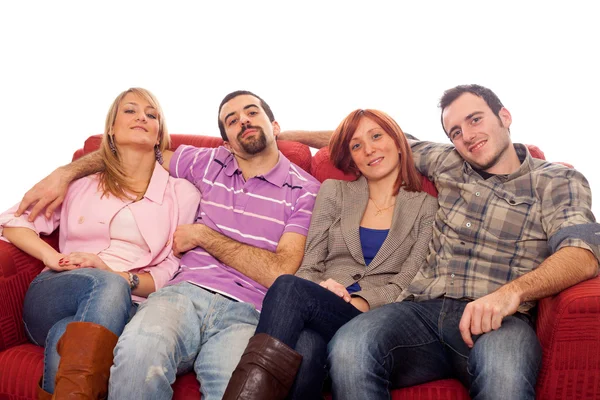 4 つの男の子と女の子のソファーでリラックス — ストック写真