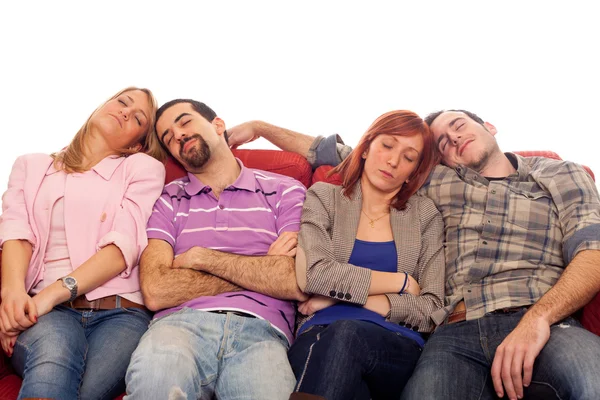 Quatro meninos e meninas dormindo no sofá — Fotografia de Stock