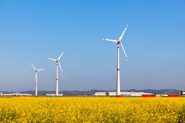 Windturbine in platteland op de lente — Stockfoto