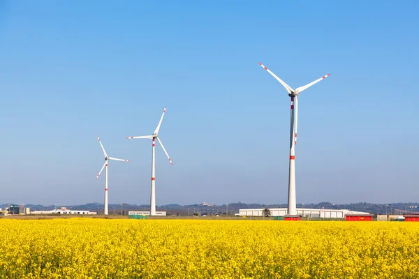 Tuuliturbiini maaseudulla keväällä — kuvapankkivalokuva