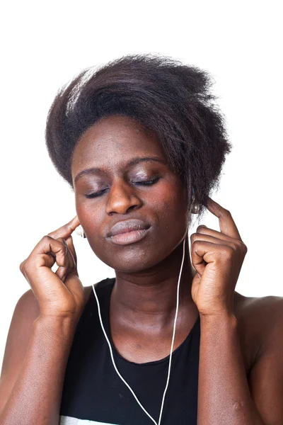 美丽的黑女人听音乐 — 图库照片