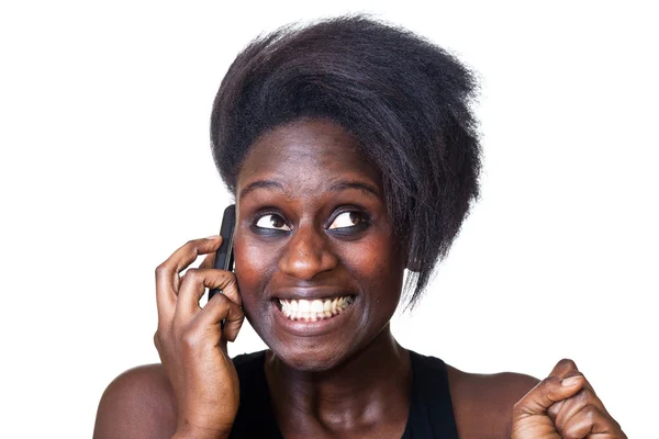 Черная женщина разговаривает по мобильному телефону — стоковое фото
