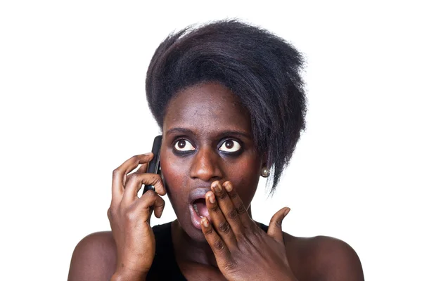 Mulher negra bonita falando no telefone móvel — Fotografia de Stock