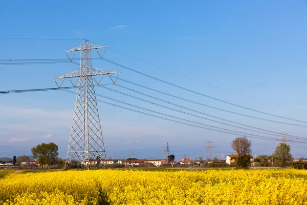 Pilon energii elektrycznej na wsi na wiosnę — Zdjęcie stockowe