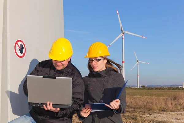 Два інженери на електростанції вітрових турбін — стокове фото