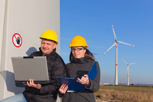 Två ingenjörer i vindturbinens kraftverk — Stockfoto