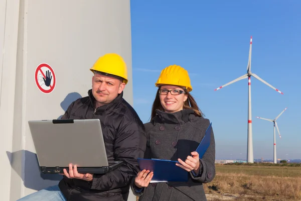 풍력 발전기에서 일하는 두 명의 기술자 — 스톡 사진