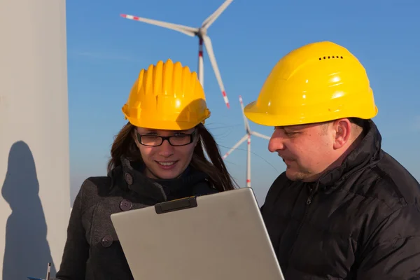 Dois engenheiros na estação geradora de energia da turbina eólica — Fotografia de Stock
