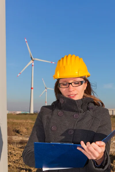 Ženské technik v elektrárně generátoru větrné turbíny — Stock fotografie