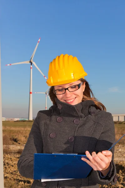 Vrouwelijke ingenieur in wind turbine generator elektriciteitscentrale — Stockfoto