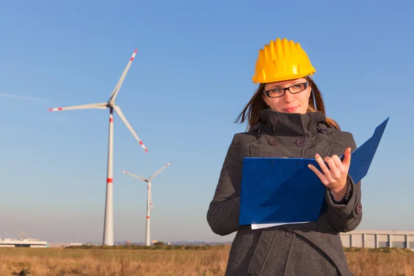 在风力涡轮发电机发电站的女工程师 — 图库照片