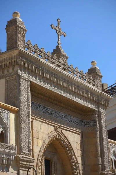 Brána zavěšené kostel el muallaqa v Káhiře — Stock fotografie