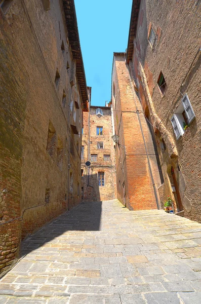 Beco Estreito Com Edifícios Antigos Cidade Italiana Siena — Fotografia de Stock