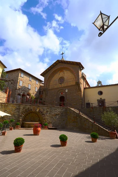 典型的なイタリアの中世の町の歴史的な中心のビュー — ストック写真