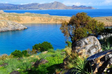 tipik deniz manzarası Yunan Adası Rodos ile engebeli sahil