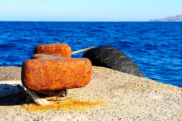罗兹岛希腊混凝土码头上生锈安全岛 — 图库照片