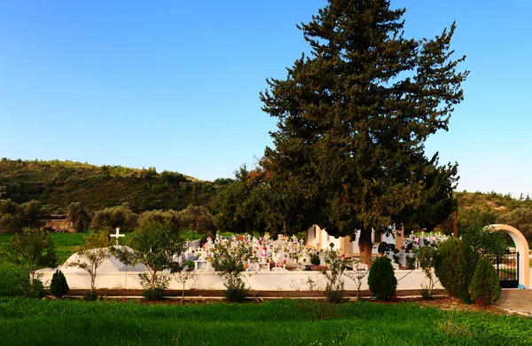 ロードスのギリシャ正教会墓地の墓石の白 — ストック写真