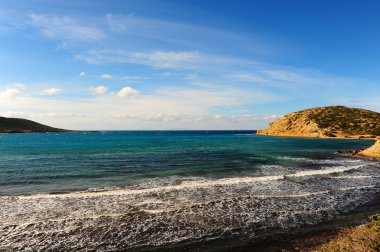 tipik deniz manzarası Yunan Adası Rodos ile engebeli sahil