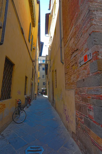 Smala Gränd Med Gamla Byggnader Italienska Staden Lucca — Stockfoto