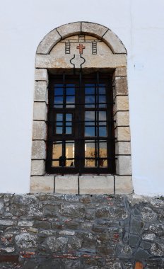 Rodos Adası üzerinde bir Ortodoks Manastırı dekoratif penceresinde