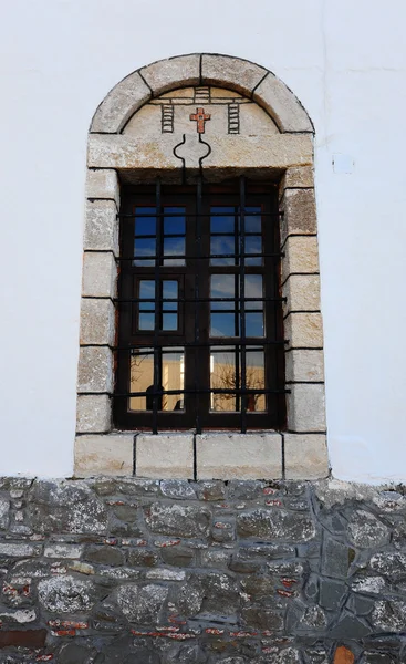 ロードス島のギリシャの正統派な修道院で装飾的な窓 — ストック写真