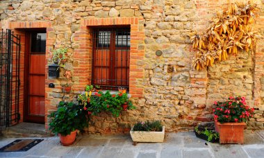 tipik İtalyan pencere ve kapı taze çiçeklerle süslenmiş