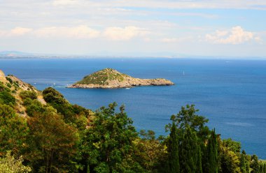 Tipik bir İtalyan Deniz Burnu Tepeleri ve Çatlamış Kıyı Şeridi