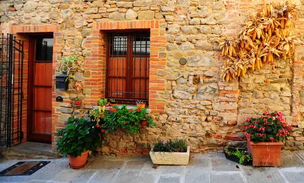 Typowy Włoski Okna Drzwi Ozdobione Świeżymi Kwiatami — Zdjęcie stockowe