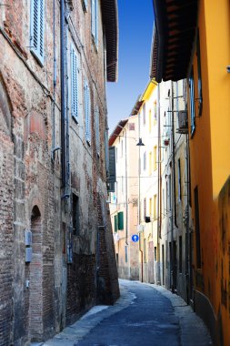 Pisa İtalyan şehir eski binalar ile dar sokak