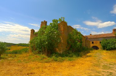 Toskana tepelerinde terkedilmiş mansion