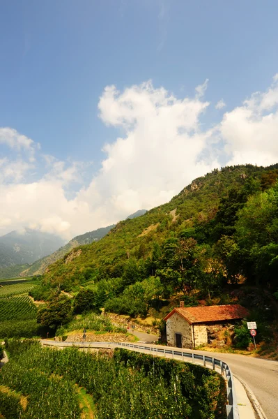 高了在意大利阿尔卑斯山的小村庄 — 图库照片