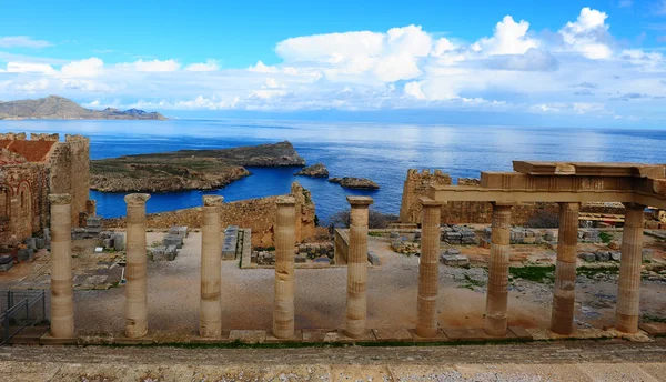 ロードスのギリシャの島のビーチに古代寺院 — ストック写真